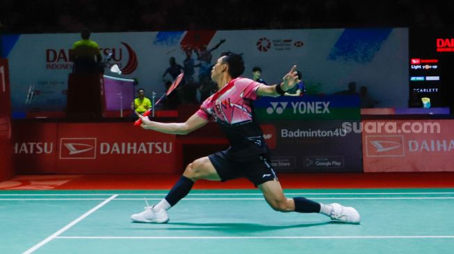 Pebulu tangkis tunggal putra Indonesia Jonatan Christie saat bertanding dengan tunggal putra India Lakshya Sen dalam babak perempat final Daihatsu Indonesia Masters 2023 di Istora Senayan, Jakarta Pusat, Jumat (27/1/2023). [Suara.com/Alfian Winanto]