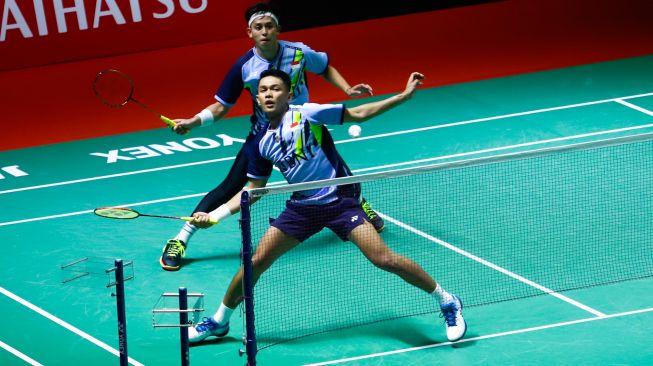 Pebulu tangkis ganda putra Indonesia Fajar Alfian dan Muhammad Rian Ardianto saat bertanding melawan ganda putra China Liu Yu Chen dan Ou Xuan Yi dalam babak Perempat Final Daihatsu Indonesia Masters 2023 di Istora Senayan, Jakarta Pusat, Jumat (27/1/2023). [Suara.com/Alfian Winanto]