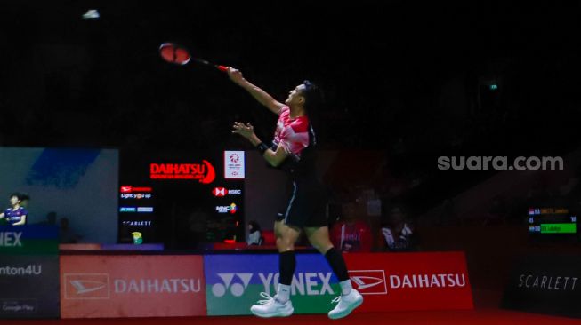 Pebulu tangkis tunggal putra Indonesia Jonatan Christie saat bertanding dengan tunggal putra India Lakshya Sen dalam babak perempat final Daihatsu Indonesia Masters 2023 di Istora Senayan, Jakarta Pusat, Jumat (27/1/2023). [Suara.com/Alfian Winanto]