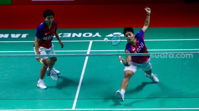 Pebulu tangkis ganda putri Indonesia Apriyani Rahayu dan Siti Fadia Silva Ramadhanti saat bertanding melawan ganda putri Thailand Jongkolphan Kititharakul dan Rawinda Prajongjai dalam Perempat Final Daihatsu Indonesia Masters 2023 di Istora Senayan, Jakarta Pusat, Jumat (27/1/2023). [Suara.com/Alfian Winanto]