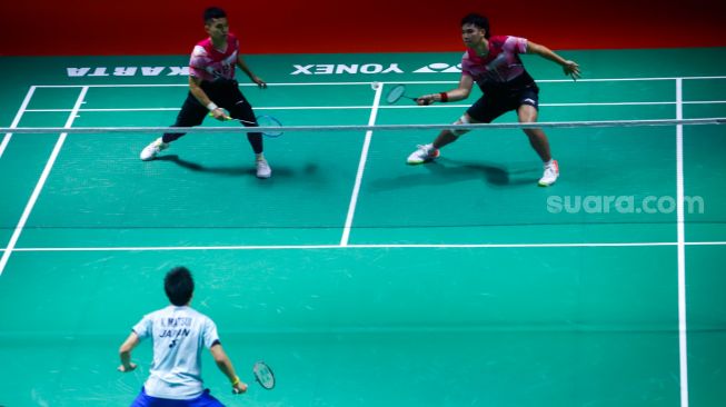 Pebulu tangkis ganda putra Indonesia Daniel Marthin dan Leo Rolly Carnando saat bertanding melawan pebulu tangkis ganda putra Jepang Keiichiro Matsui dan Yoshinori Takeuchi pada babak perempat final Daihatsu Indonesia Masters 2023 di Istora Senayan, Jakarta Pusat, Jumat (27/1/2023). [Suara.com/Alfian Winanto]