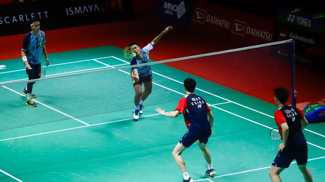 Pebulu tangkis ganda putra Indonesia Fajar Alfian dan Muhammad Rian Ardianto saat bertanding melawan ganda putra China Liu Yu Chen dan Ou Xuan Yi dalam babak Perempat Final Daihatsu Indonesia Masters 2023 di Istora Senayan, Jakarta Pusat, Jumat (27/1/2023). [Suara.com/Alfian Winanto]