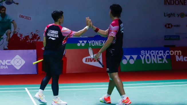 Pebulu tangkis ganda putra Indonesia Daniel Marthin dan Leo Rolly Carnando saat bertanding melawan pebulu tangkis ganda putra Jepang Keiichiro Matsui dan Yoshinori Takeuchi pada babak perempat final Daihatsu Indonesia Masters 2023 di Istora Senayan, Jakarta Pusat, Jumat (27/1/2023). [Suara.com/Alfian Winanto]