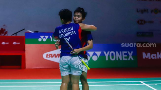 Pebulu tangkis ganda putri Indonesia Apriyani Rahayu dan Siti Fadia Silva Ramadhanti usai bertanding melawan ganda putri Thailand Jongkolphan Kititharakul dan Rawinda Prajongjai dalam Perempat Final Daihatsu Indonesia Masters 2023 di Istora Senayan, Jakarta Pusat, Jumat (27/1/2023). [Suara.com/Alfian Winanto]