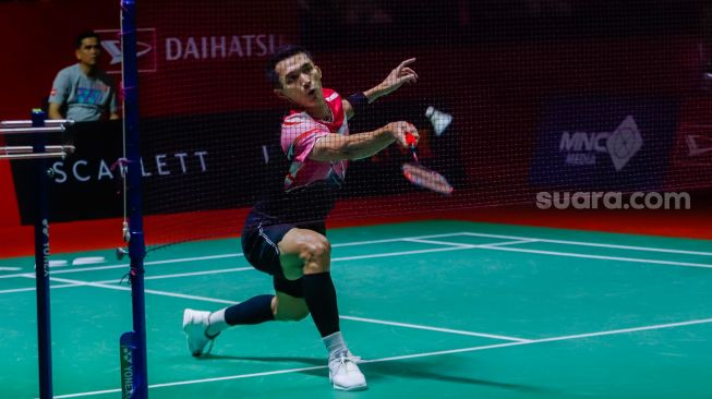 Pebulu tangkis tunggal putra Indonesia Jonatan Christie saat bertanding dengan tunggal putra India Lakshya Sen dalam babak perempat final Daihatsu Indonesia Masters 2023 di Istora Senayan, Jakarta Pusat, Jumat (27/1/2023). [Suara.com/Alfian Winanto]