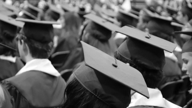 Mengharukan, Momen Wisuda Mahasiswi asal Riau Meninggal Digantikan Orangtua