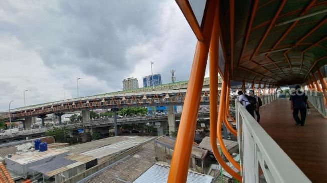 Pemprov DKI Jakarta meresmikan Jembatan Penyebrangan Orang (JPO) atau Skywalk Kebayoran Lama, Jakarta Selatan. Peresmian dilakukan langsung oleh Pj Gubernur DKI Heru Budi Hartono, Jumat (27/1/2023) [Suara.com/Novian]