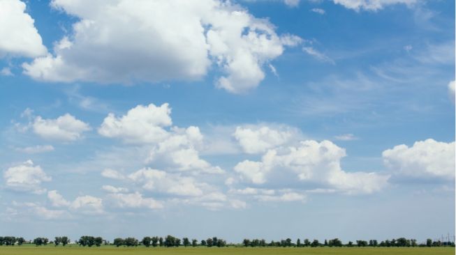 Selain Memberikan Rasa Tenang, Ini 3 Alasan Seseorang Suka Memandang Langit