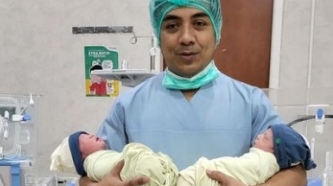 8 Tahun Menanti, Anak Kembar Ustaz Riza Muhammad dan Indri Giana Lahir dengan Selamat