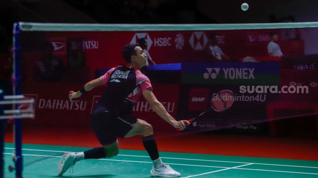 Pebulu tangkis tunggal putra Indonesia Jonatan Christie saat bertanding dengan tunggal putra India Lakshya Sen dalam babak perempat final Daihatsu Indonesia Masters 2023 di Istora Senayan, Jakarta Pusat, Jumat (27/1/2023). [Suara.com/Alfian Winanto]