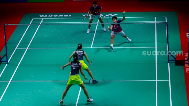 Pebulu tangkis ganda putri Indonesia Apriyani Rahayu dan Siti Fadia Silva Ramadhanti saat bertanding melawan ganda putri Thailand Jongkolphan Kititharakul dan Rawinda Prajongjai dalam Perempat Final Daihatsu Indonesia Masters 2023 di Istora Senayan, Jakarta Pusat, Jumat (27/1/2023). [Suara.com/Alfian Winanto]