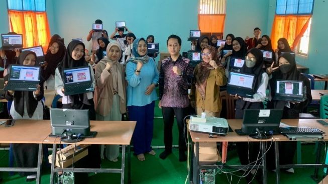Universitas Teknokrat Indonesia Gelar PkM Sekolah Binaan di SMKN 1 Sukadana
