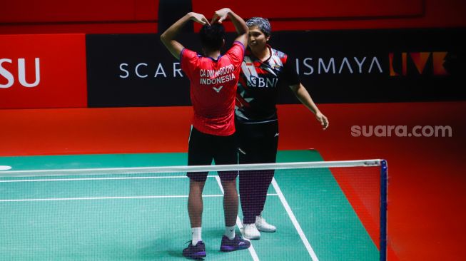 Pebulu tangkis tunggal putra Indonesia Chico Aura Dwi Wardoyo melakukan selebrasi usai berhasil mengalahkan Pebulu tangkis tunggal putra Hong Kong Ng Ka Long Angus pada babak Semifinal turnamen Daihatsu Indonesia Masters 2023 di Istora Senayan, Jakarta Pusat, Sabtu (28/1/2023). [Suara.com/Alfian Winanto]