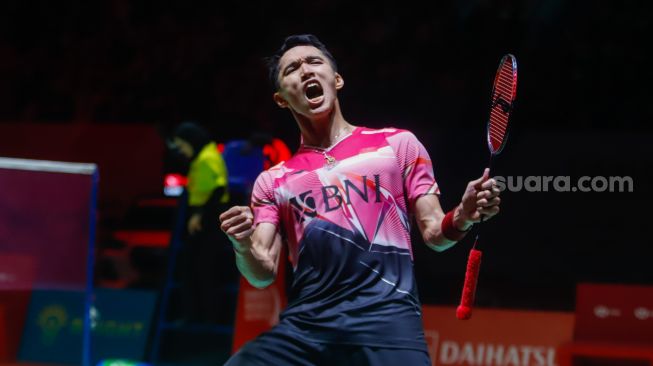 Pebulu tangkis tunggal putra Indonesia Jonatan Christie melakukan selebrasi usai berhasil mengalahkan pebulu tangkis tunggal putra China Shi Yu Qi dalam babak Semifinal turnamen Daihatsu Indonesia Masters 2023 di Istora Senayan, Jakarta Pusat, Sabtu (28/1/2023). [Suara.com/Alfian Winanto]