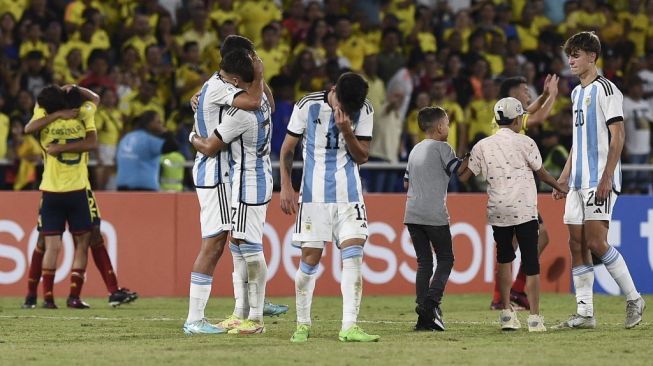 Para pemain Argentina bereaksi setelah kalah dalam pertandingan terakhir Grup A Copa America U-20 2023 Amerika Selatan kontra Kolombia di Stadion Pascual Guerrero di Cali, Kolombia, pada 27 Januari 2023.JOAQUIN SARMIENTO / AFP