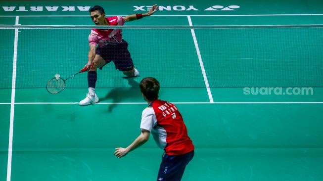 Pebulu tangkis tunggal putra Indonesia Jonatan Christie saat bertanding melawan pebulu tangkis tunggal putra China Shi Yu Qi pada babak Semifinal turnamen Daihatsu Indonesia Masters 2023 di Istora Senayan, Jakarta Pusat, Sabtu (28/1/2023). [Suara.com/Alfian Winanto]