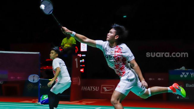 Pebulu tangkis ganda putra Indonesia Daniel Marthin dan Leo Rolly Carnando saat bertanding melawan pebulu tangkis ganda putra Jepang Takura Hoki dan Yugo Kobayashi pada babak Semi final turnamen Daihatsu Indonesia Masters 2023 di Istora Senayan, Jakarta Pusat, Sabtu (28/1/2023). [Suara.com/Alfian Winanto]