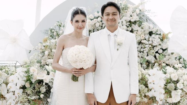 Deva Mahenra dan Mikha Tambayong resmi menikah hari ini, Sabtu (28/1/2023). [Instagram]