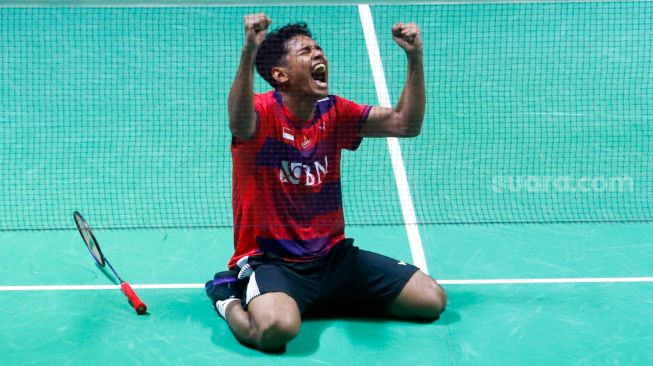 Pebulu tangkis tunggal putra Indonesia Chico Aura Dwi Wardoyo melakukan selebrasi usai berhasil mengalahkan Pebulu tangkis tunggal putra Hong Kong Ng Ka Long Angus pada babak Semifinal turnamen Daihatsu Indonesia Masters 2023 di Istora Senayan, Jakarta Pusat, Sabtu (28/1/2023). [Suara.com/Alfian Winanto]