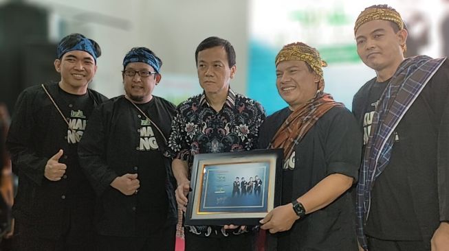 Band Wali bersama bos Nagaswara Rahayu Kertawiguna di acara rilis lagu "Kumaha Aing" di kantor Nagaswara di kawasan Menteng, Jakarta Pusat, Jumat (27/1/2023). [Nagaswara]