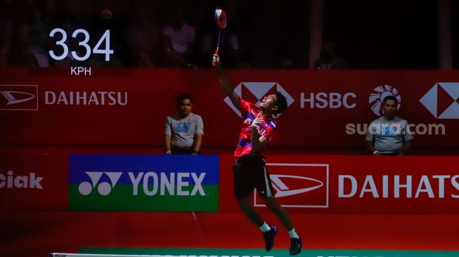 Pebulu tangkis tunggal putra Indonesia Chico Aura Dwi Wardoyo saat bertanding melawan pebulu tangkis tunggal putra Hong Kong Ng Ka Long Angus pada babak Semifinal turnamen Daihatsu Indonesia Masters 2023 di Istora Senayan, Jakarta Pusat, Sabtu (28/1/2023). [Suara.com/Alfian Winanto]