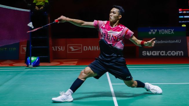 Pebulu tangkis tunggal putra Indonesia Jonatan Christie saat bertanding melawan pebulu tangkis tunggal putra China Shi Yu Qi pada babak Semifinal turnamen Daihatsu Indonesia Masters 2023 di Istora Senayan, Jakarta Pusat, Sabtu (28/1/2023). [Suara.com/Alfian Winanto]