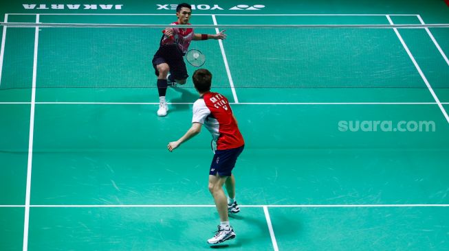 Pebulu tangkis tunggal putra Indonesia Jonatan Christie saat bertanding melawan pebulu tangkis tunggal putra China Shi Yu Qi pada babak Semifinal turnamen Daihatsu Indonesia Masters 2023 di Istora Senayan, Jakarta Pusat, Sabtu (28/1/2023). [Suara.com/Alfian Winanto]