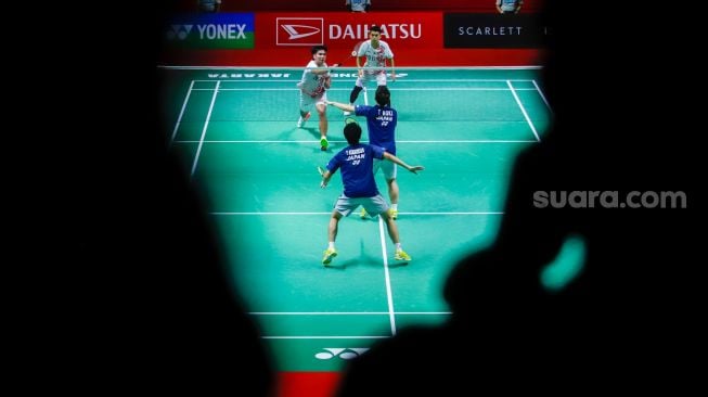 Pebulu tangkis ganda putra Indonesia Daniel Marthin dan Leo Rolly Carnando saat bertanding melawan pebulu tangkis ganda putra Jepang Takura Hoki dan Yugo Kobayashi pada babak Semi final turnamen Daihatsu Indonesia Masters 2023 di Istora Senayan, Jakarta Pusat, Sabtu (28/1/2023). [Suara.com/Alfian Winanto]