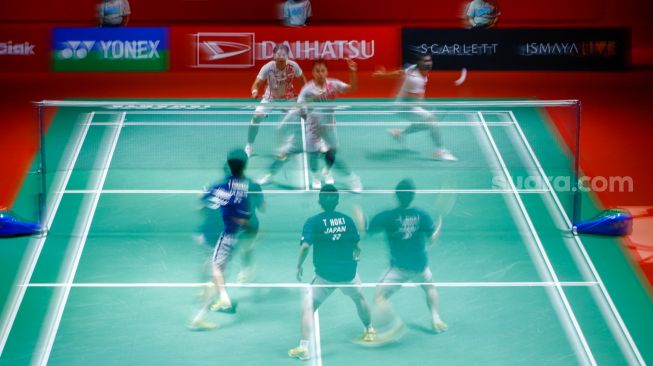 Pebulu tangkis ganda putra Indonesia Daniel Marthin dan Leo Rolly Carnando saat bertanding melawan pebulu tangkis ganda putra Jepang Takura Hoki dan Yugo Kobayashi pada babak Semi final turnamen Daihatsu Indonesia Masters 2023 di Istora Senayan, Jakarta Pusat, Sabtu (28/1/2023). [Suara.com/Alfian Winanto]