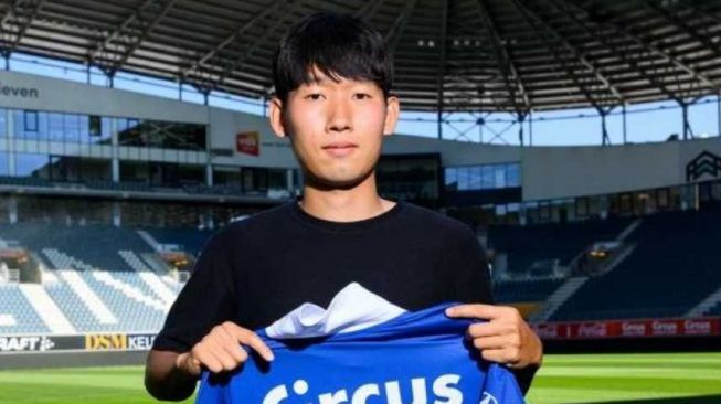 Pesepak bola Korea Selatan, Hyun-seok Hong saat diperkenalkan sebagai pemain baru klub Belgia, KAA Gent. [Instagram/@hong_i_7]