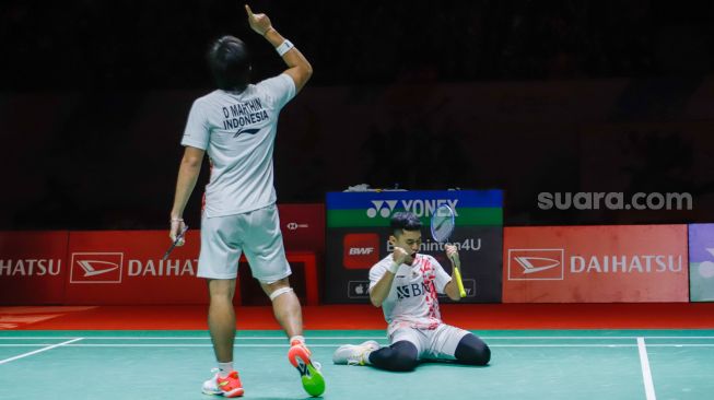 Pebulu tangkis ganda putra Indonesia Daniel Marthin dan Leo Rolly Carnando melakukan selebrasi usai berhasil mengalahkan pebulu tangkis ganda putra Jepang Takura Hoki dan Yugo Kobayashi pada babak Semi final turnamen Daihatsu Indonesia Masters 2023 di Istora Senayan, Jakarta Pusat, Sabtu (28/1/2023). [Suara.com/Alfian Winanto]