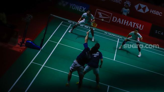 Pebulu tangkis ganda putra Indonesia Daniel Marthin dan Leo Rolly Carnando saat bertanding melawan pebulu tangkis ganda putra Jepang Takura Hoki dan Yugo Kobayashi pada babak Semi final turnamen Daihatsu Indonesia Masters 2023 di Istora Senayan, Jakarta Pusat, Sabtu (28/1/2023). [Suara.com/Alfian Winanto]