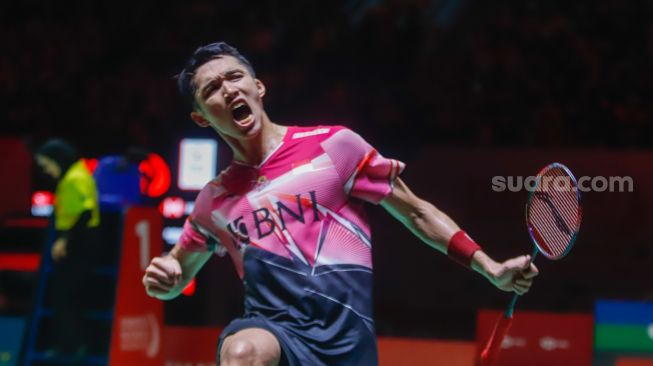 Pebulu tangkis tunggal putra Indonesia Jonatan Christie melakukan selebrasi usai berhasil mengalahkan pebulu tangkis tunggal putra China Shi Yu Qi dalam babak Semifinal turnamen Daihatsu Indonesia Masters 2023 di Istora Senayan, Jakarta Pusat, Sabtu (28/1/2023). [Suara.com/Alfian Winanto]