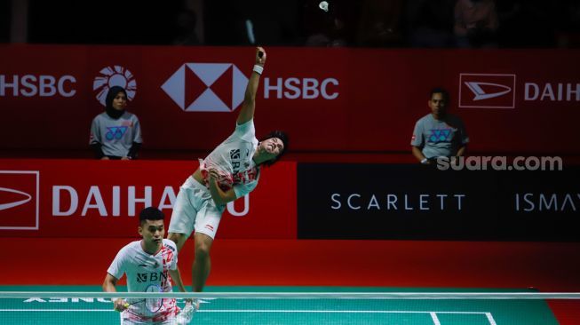 Pebulu tangkis ganda putra Indonesia Daniel Marthin dan Leo Rolly Carnando saat bertanding melawan pebulu tangkis ganda putra Jepang Takura Hoki dan Yugo Kobayashi pada babak Semi final turnamen Daihatsu Indonesia Masters 2023 di Istora Senayan, Jakarta Pusat, Sabtu (28/1/2023). [Suara.com/Alfian Winanto]