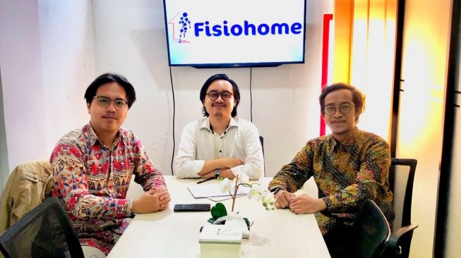 Hasnal Wenes, Aditya Said dan Ananda Farrel, menciptakan sebuah platform layanan fisioterapi home visit pertama di Indonesia bernama Fisiohome sebagai jawaban atas kebutuhan layanan fisioterapi yang lebih mudah diakses masyarakat.