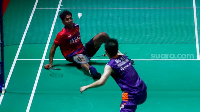 Pebulu tangkis tunggal putra Indonesia Chico Aura Dwi Wardoyo saat bertanding melawan pebulu tangkis tunggal putra Hong Kong Ng Ka Long Angus pada babak Semifinal turnamen Daihatsu Indonesia Masters 2023 di Istora Senayan, Jakarta Pusat, Sabtu (28/1/2023). [Suara.com/Alfian Winanto]