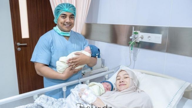 Potret Indri Giana, Istri Ustaz Riza Melahirkan Anak Kembar (Instagram/@bukamata.stories)