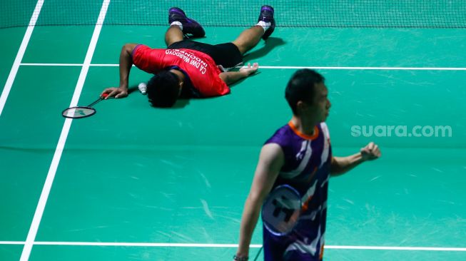 Pebulu tangkis tunggal putra Indonesia Chico Aura Dwi Wardoyo saat bertanding melawan pebulu tangkis tunggal putra Hong Kong Ng Ka Long Angus pada babak Semifinal turnamen Daihatsu Indonesia Masters 2023 di Istora Senayan, Jakarta Pusat, Sabtu (28/1/2023). [Suara.com/Alfian Winanto]