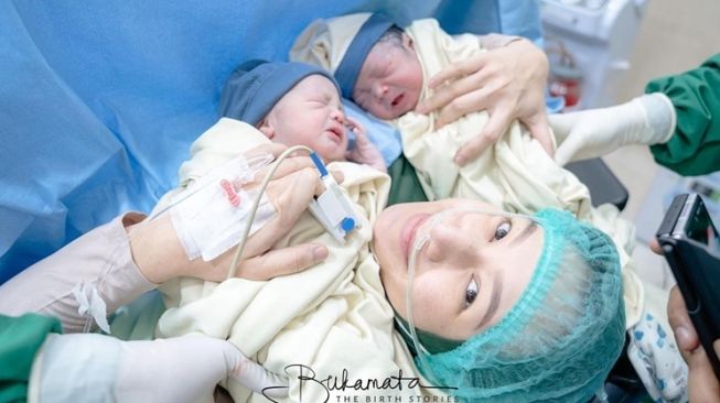 Potret Indri Giana, Istri Ustaz Riza Melahirkan Anak Kembar (Instagram/@bukamata.stories)