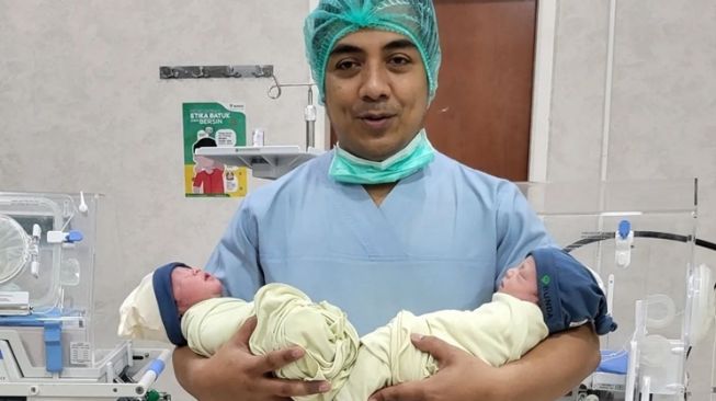 7 Momen Indri Giana, Istri Ustaz Riza Muhammad yang Melahirkan Bayi Kembar