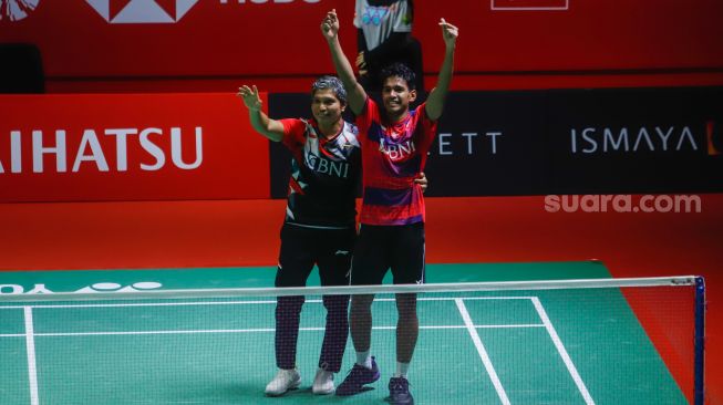 Pebulu tangkis tunggal putra Indonesia Chico Aura Dwi Wardoyo bersama pelatihnya, Irwansyah melakukan selebrasi usai berhasil mengalahkan Pebulu tangkis tunggal putra Hong Kong Ng Ka Long Angus pada babak Semifinal turnamen Daihatsu Indonesia Masters 2023 di Istora Senayan, Jakarta Pusat, Sabtu (28/1/2023). [Suara.com/Alfian Winanto]