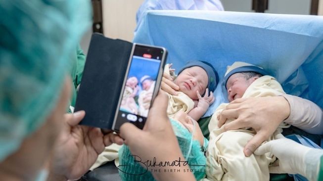 Potret Indri Giana, Istri Ustaz Riza Melahirkan Anak Kembar (Instagram/@bukamata.stories)