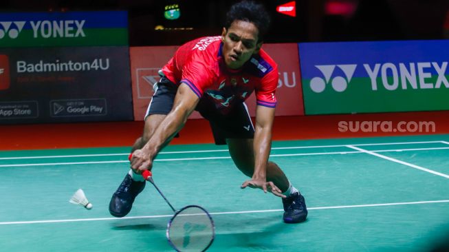 Pebulu tangkis tunggal putra Indonesia Chico Aura Dwi Wardoyo saat bertanding melawan pebulu tangkis tunggal putra Hong Kong Ng Ka Long Angus pada babak Semifinal turnamen Daihatsu Indonesia Masters 2023 di Istora Senayan, Jakarta Pusat, Sabtu (28/1/2023). [Suara.com/Alfian Winanto]