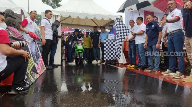 Ngeeeng! Kapolda Metro Jaya dan Heru Budi Jajal Street Race Kemayoran di Tengah Hujan Deras