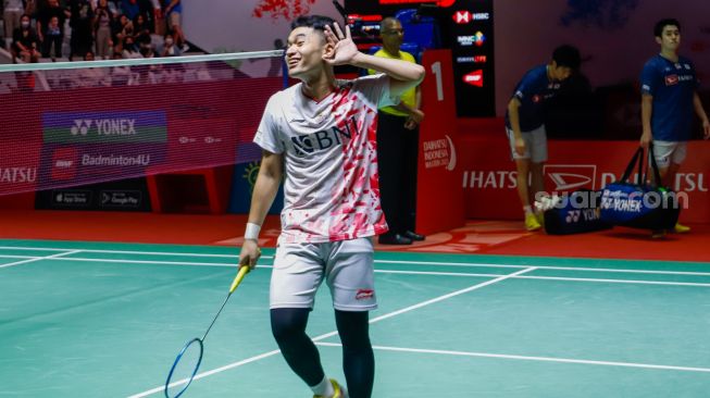 Pebulu tangkis ganda putra Indonesia Leo Rolly Carnando melakukan selebrasi usai bertanding melawan pebulu tangkis ganda putra Jepang Takura Hoki dan Yugo Kobayashi pada babak Semi final turnamen Daihatsu Indonesia Masters 2023 di Istora Senayan, Jakarta Pusat, Sabtu (28/1/2023). [Suara.com/Alfian Winanto]