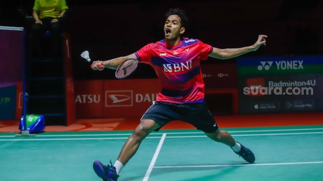 Pebulu tangkis tunggal putra Indonesia Chico Aura Dwi Wardoyo saat bertanding melawan pebulu tangkis tunggal putra Hong Kong Ng Ka Long Angus pada babak Semifinal turnamen Daihatsu Indonesia Masters 2023 di Istora Senayan, Jakarta Pusat, Sabtu (28/1/2023). [Suara.com/Alfian Winanto]