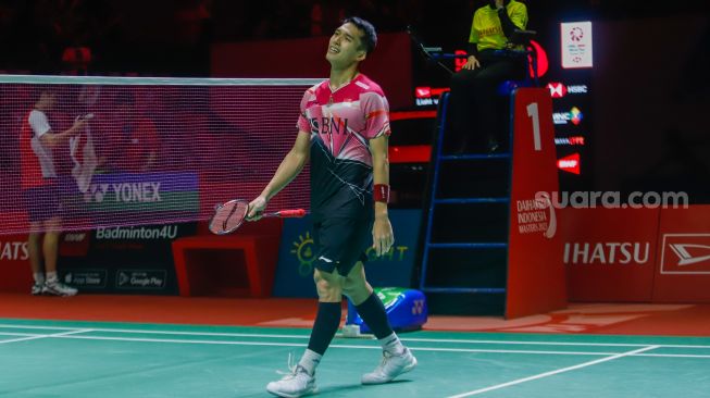 Pebulu tangkis tunggal putra Indonesia Jonatan Christie saat bertanding melawan pebulu tangkis tunggal putra China Shi Yu Qi pada babak Semifinal turnamen Daihatsu Indonesia Masters 2023 di Istora Senayan, Jakarta Pusat, Sabtu (28/1/2023). [Suara.com/Alfian Winanto]