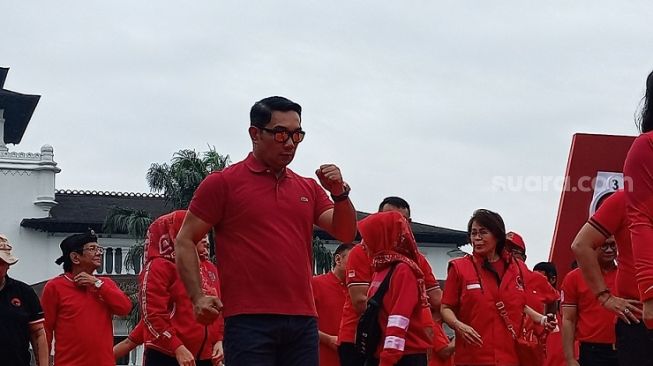 Berbaju Merah, Ridwan Kamil Asyik Ikut Senam Si Cita di Acara PDIP Bandung