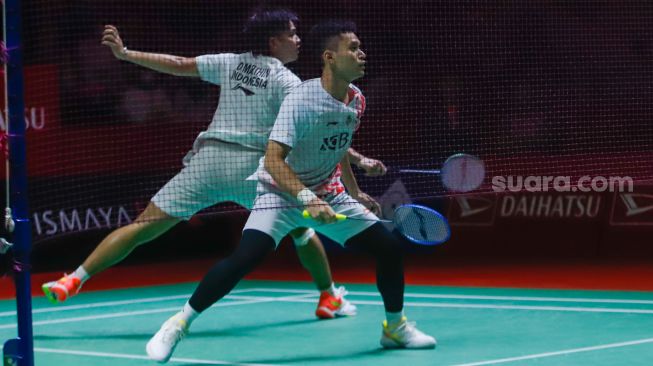 Pebulu tangkis ganda putra Indonesia Daniel Marthin dan Leo Rolly Carnando saat bertanding melawan pebulu tangkis ganda putra Jepang Takura Hoki dan Yugo Kobayashi pada babak Semi final turnamen Daihatsu Indonesia Masters 2023 di Istora Senayan, Jakarta Pusat, Sabtu (28/1/2023). [Suara.com/Alfian Winanto]