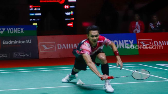 Pebulu tangkis tunggal putra Indonesia Jonatan Christie saat bertanding melawan pebulu tangkis tunggal putra China Shi Yu Qi pada babak Semifinal turnamen Daihatsu Indonesia Masters 2023 di Istora Senayan, Jakarta Pusat, Sabtu (28/1/2023). [Suara.com/Alfian Winanto]